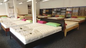 Ein Blick in die Ausstellungsflaeche der FIrma Ultes in Landstuhl. Bettgestelle und Matratzen.
