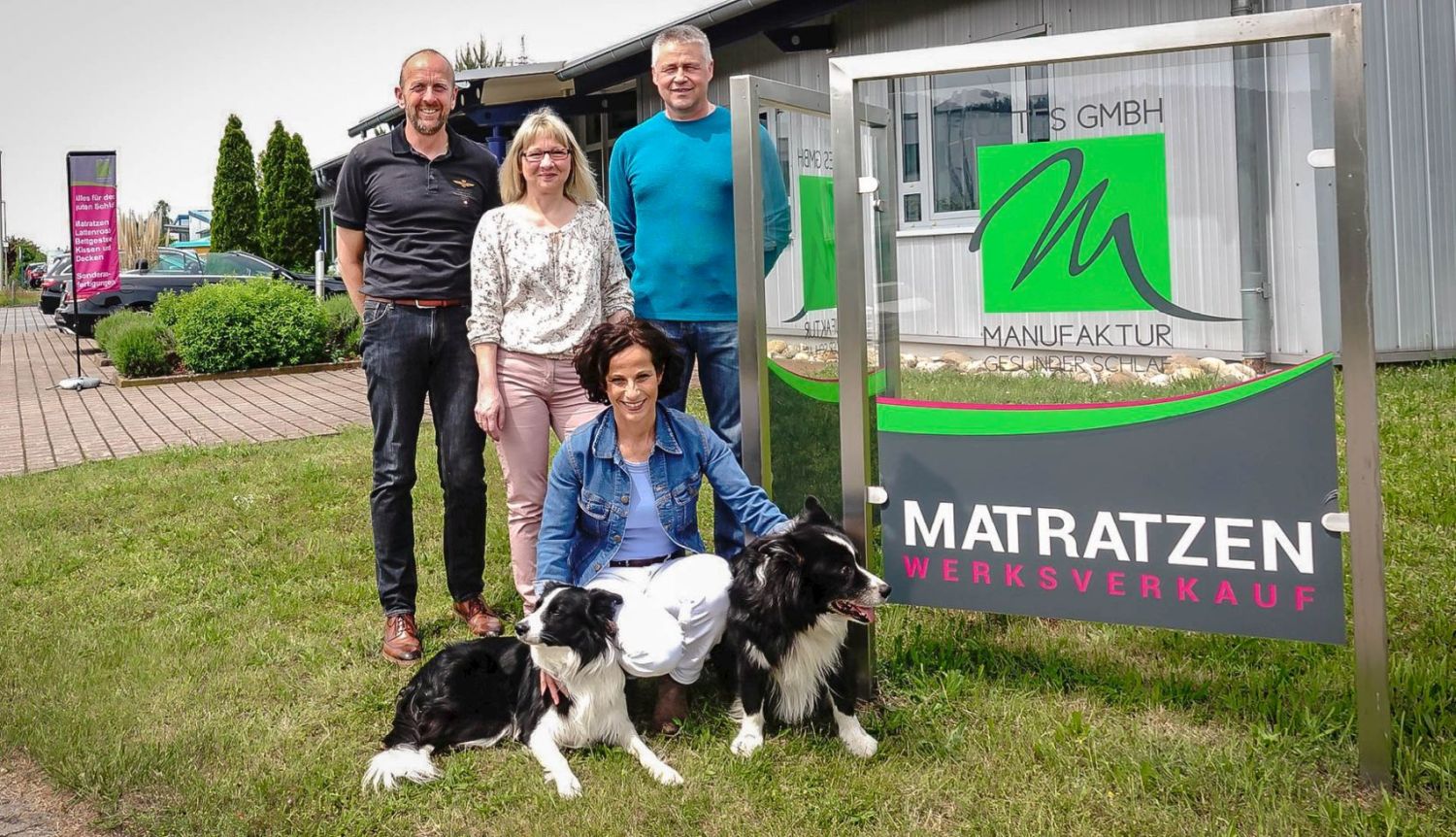 Das komplette Team der Firma Matratzen Ultes GmbH in Landstuhl vor dem Ausstellungsraum mit Logo